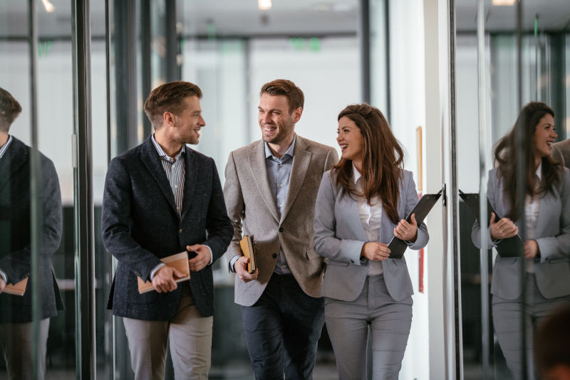 Grupo de personas sonriendo en oficina