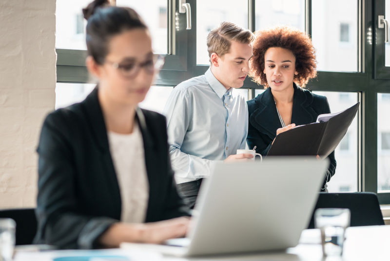 Personas resolviendo dudas en oficina